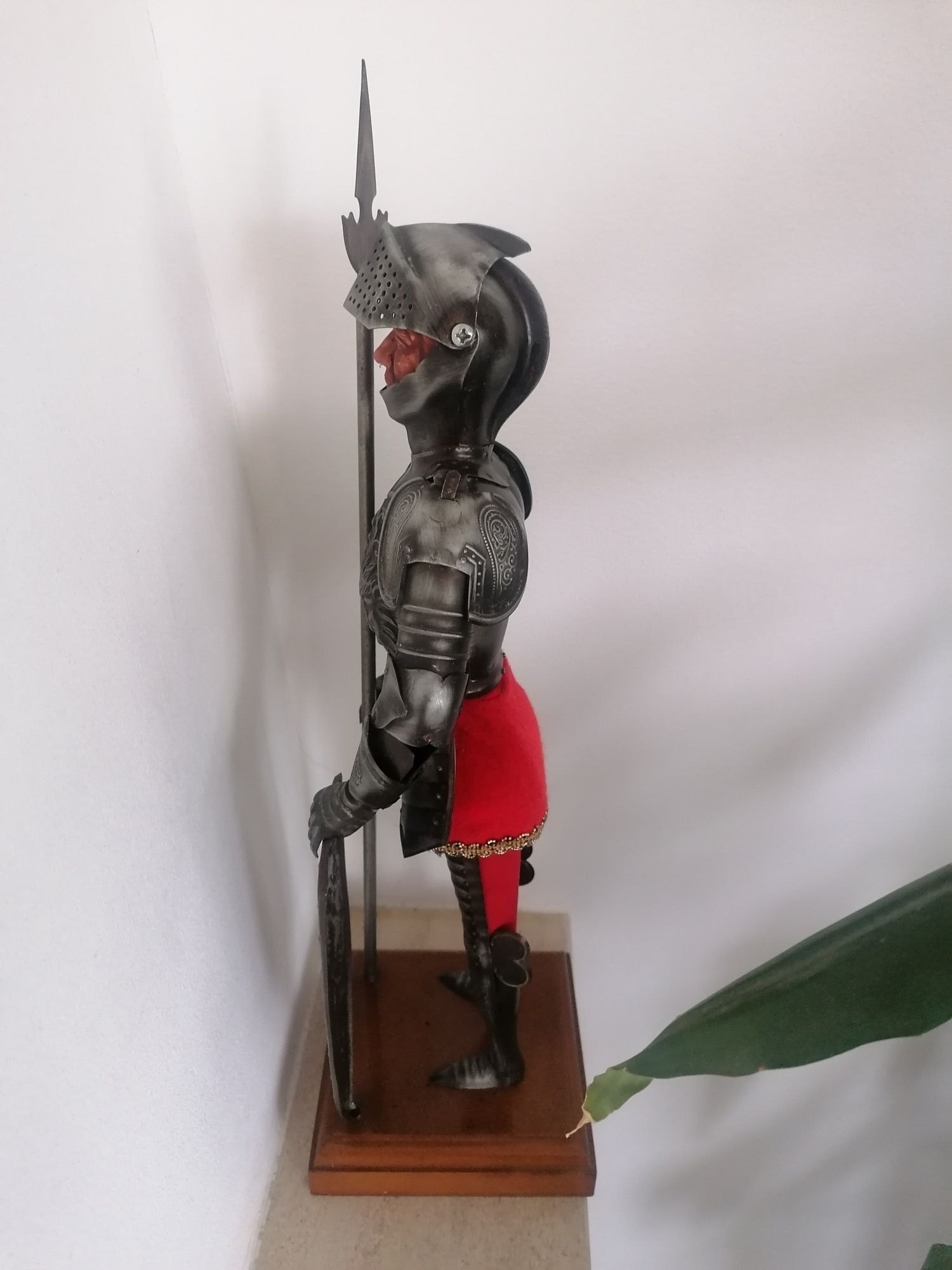 Estátua guerreiro 30 cm +- lindíssimo metal e outro 25 euros