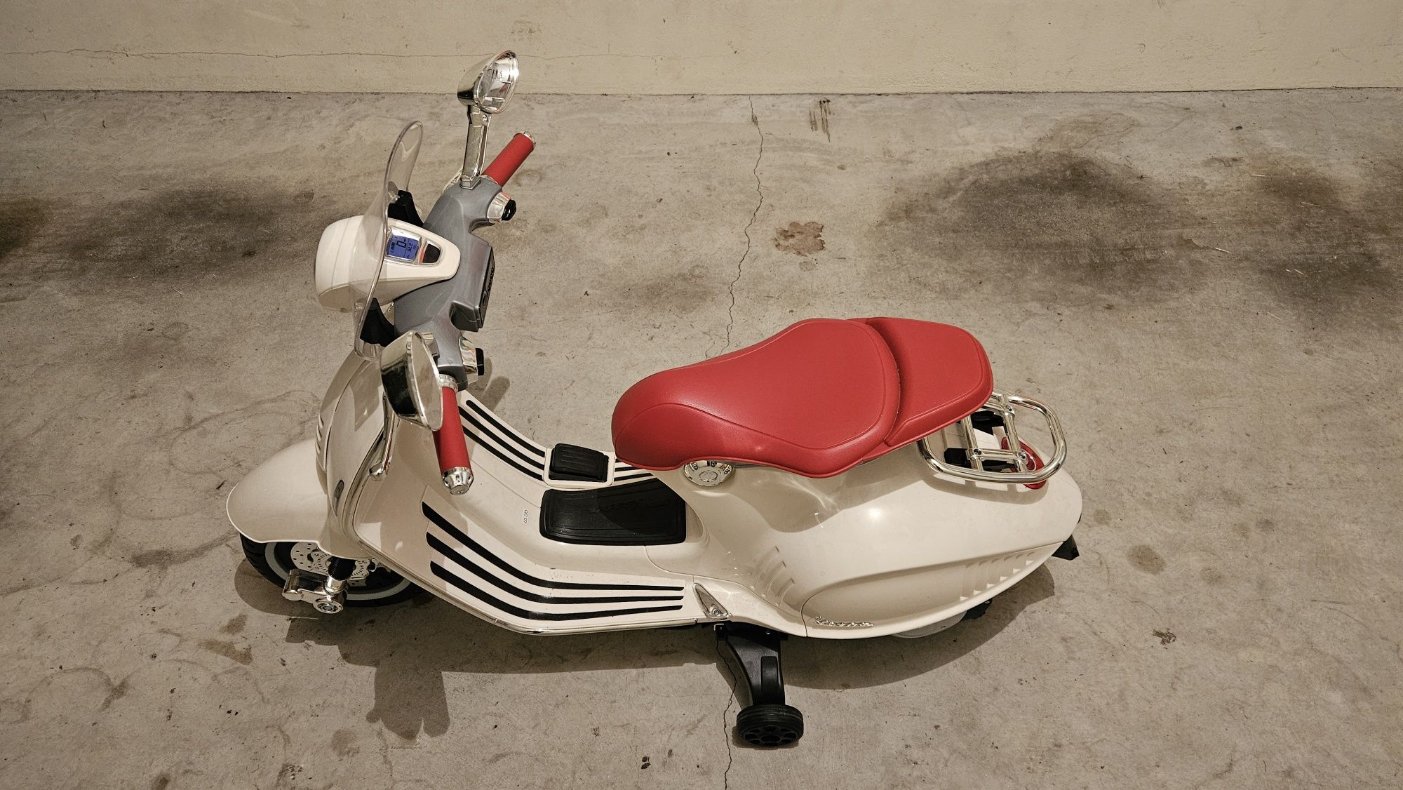 Vespa a bateria criança