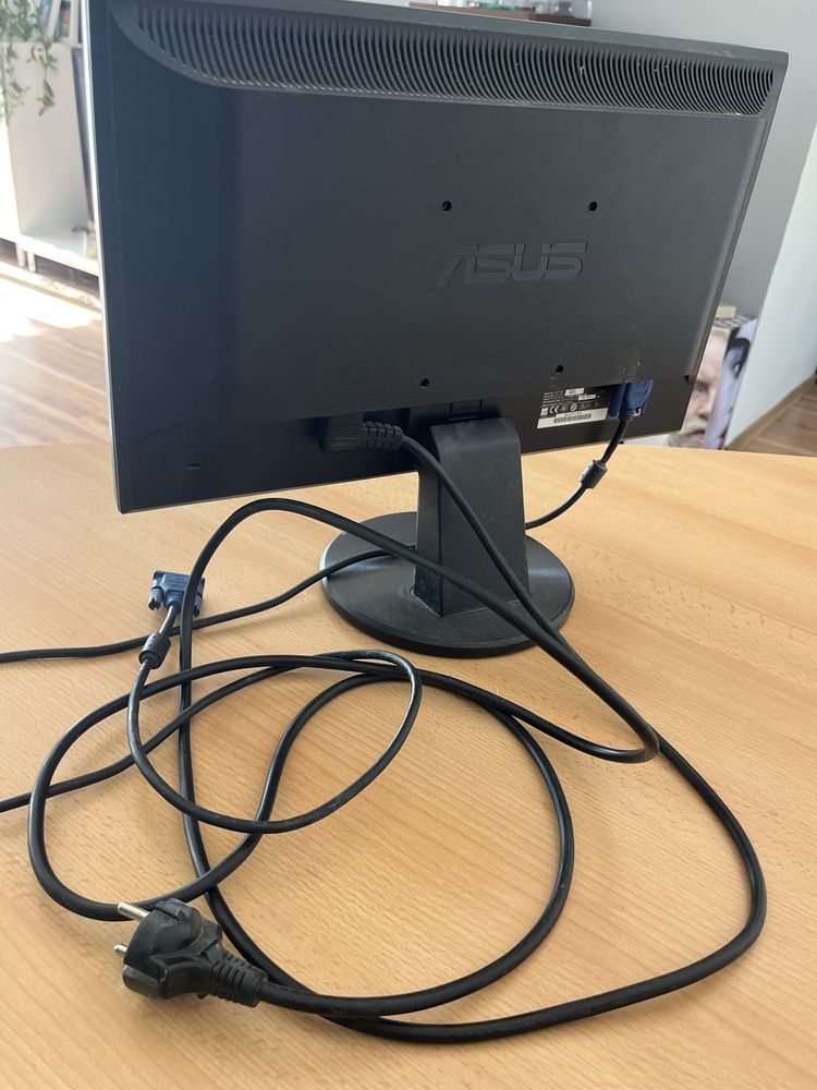 Monitor 18 cali.