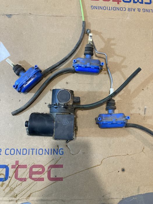 Компресор та центральні замки ауді 100 с 3