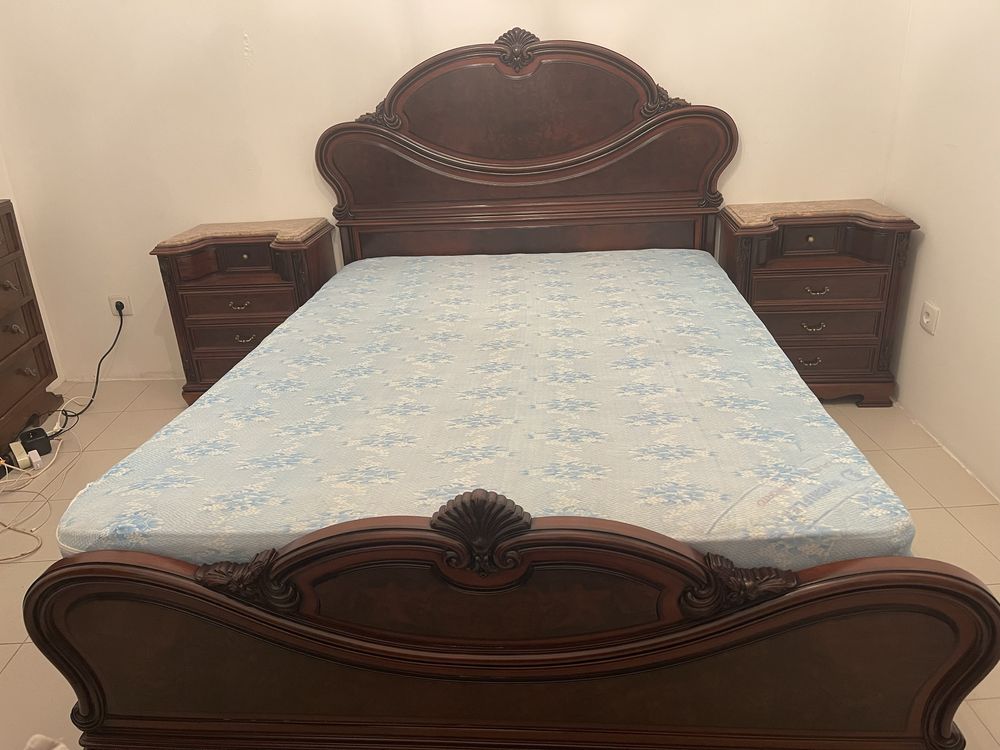Cama de casal completa com estrado, colchão e mesinhas de cabeceira