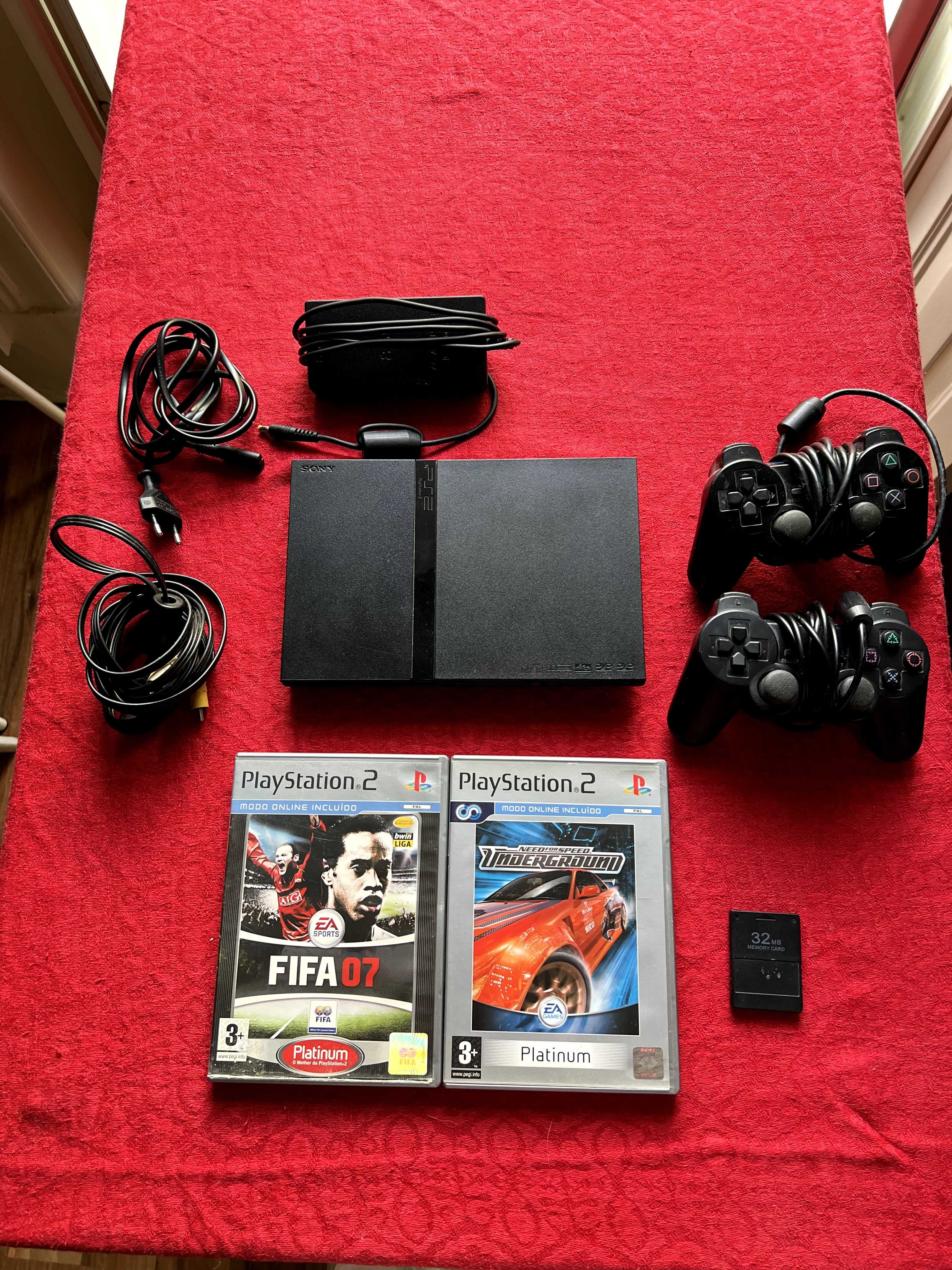 PS2 slim com 2 comandos + FIFA 7 & NFS Underground