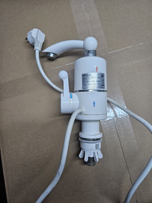 Elektryczny przepływowy podgrzewacz wody bateria