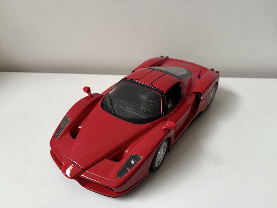 Model Ferrari Enzo 1:18 HotWheels (bburago maisto welly)