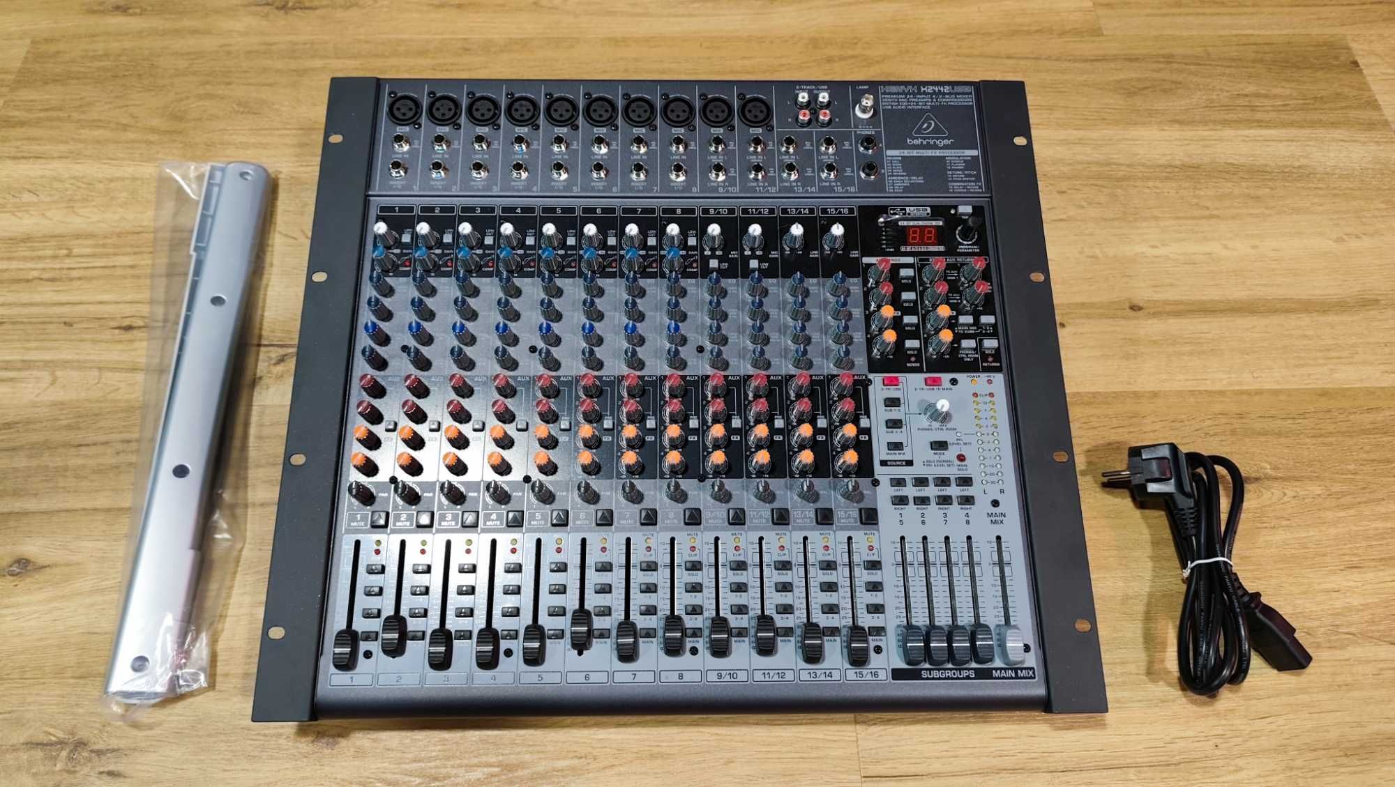 Mesa de som Behringer Xenyx X2442 USB