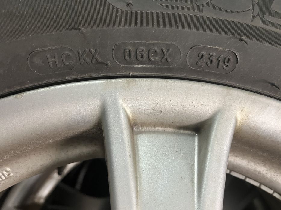 Комплект 215/60/17 зимових шин з дисками , в хорошому  стані.