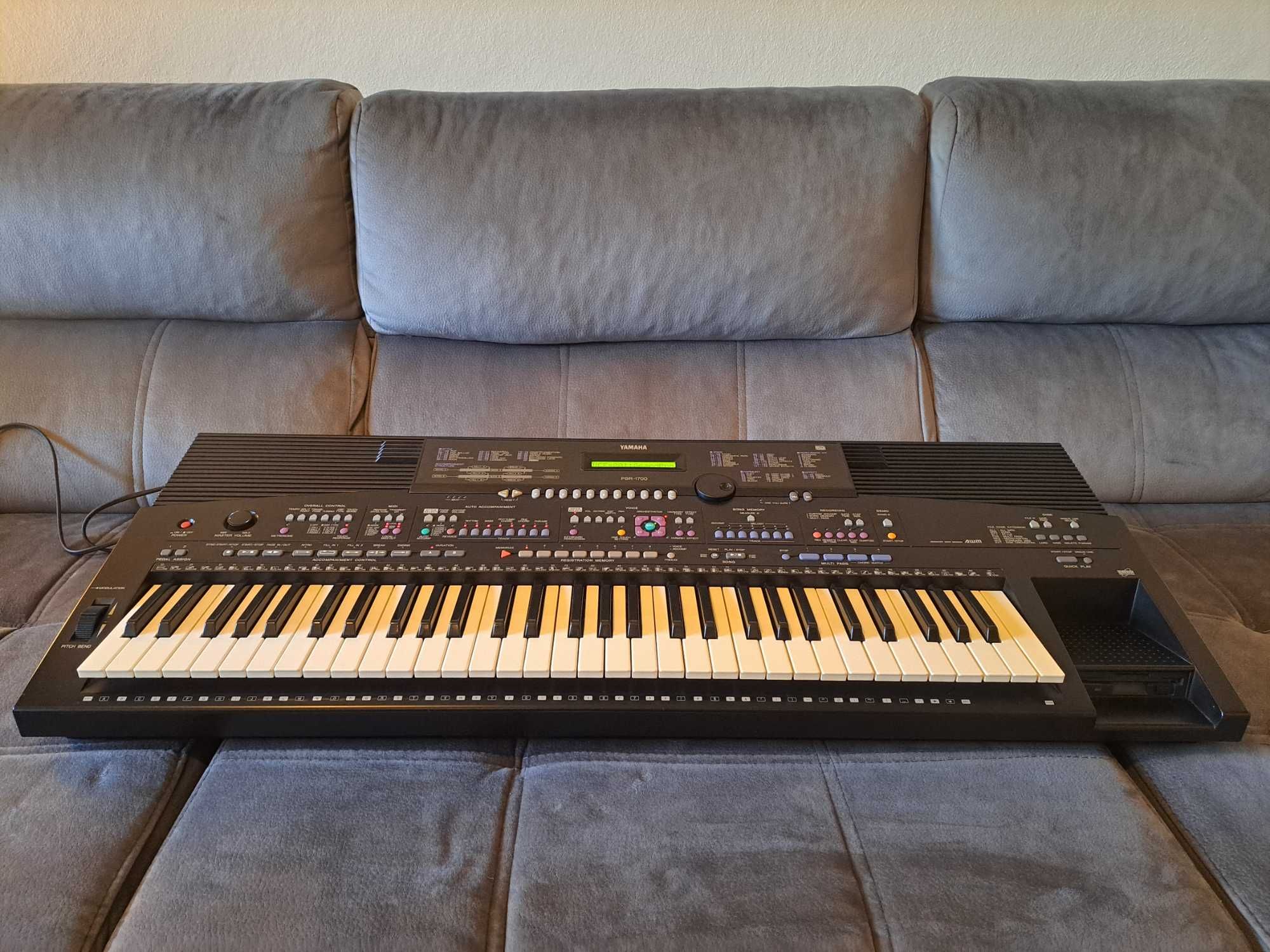 Yamaha PSR-1700 c/avarias