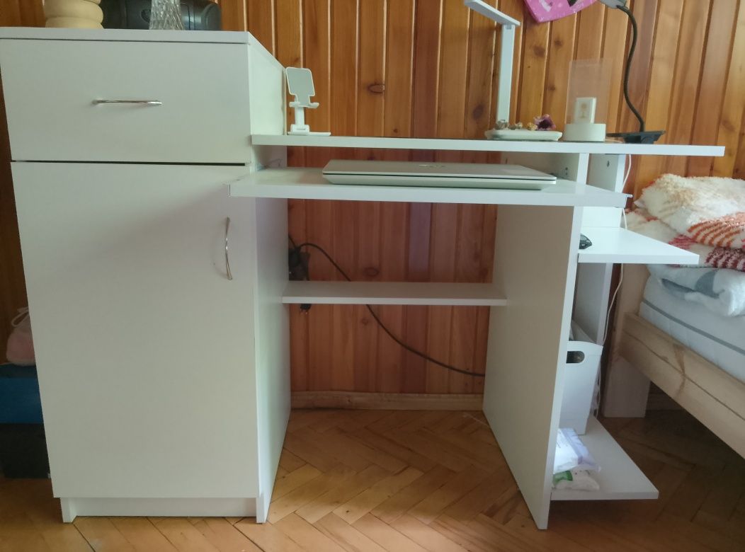 Biurko z szafką i półkami na komputer