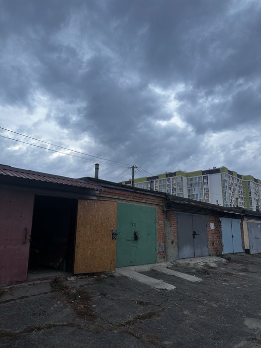 Цегляний гараж на мотелі з ремонтом