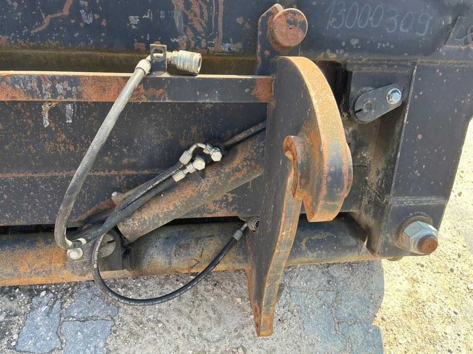 Łyżka hydrauliczna z siłownikiem