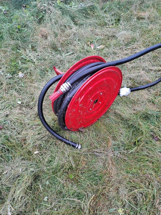 Hydrant .Szpula z wężem strażackim zakończoną głowicą ok 25 m .