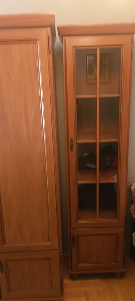 Szafa z lustrem, słupkiem i małą szafka