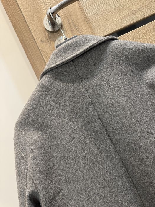 Szary męski płaszcz