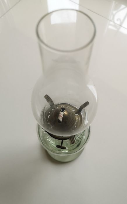 szklana lampa naftowa
