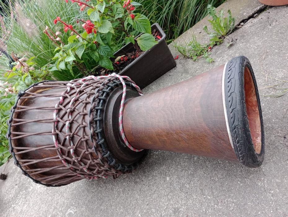 Djembe Olcha bęben rodzimej produkcji.