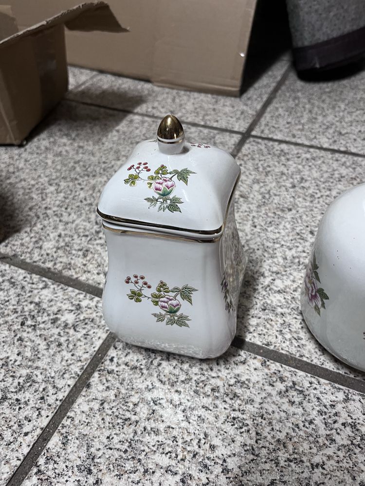 Quatro peças de porcelana
