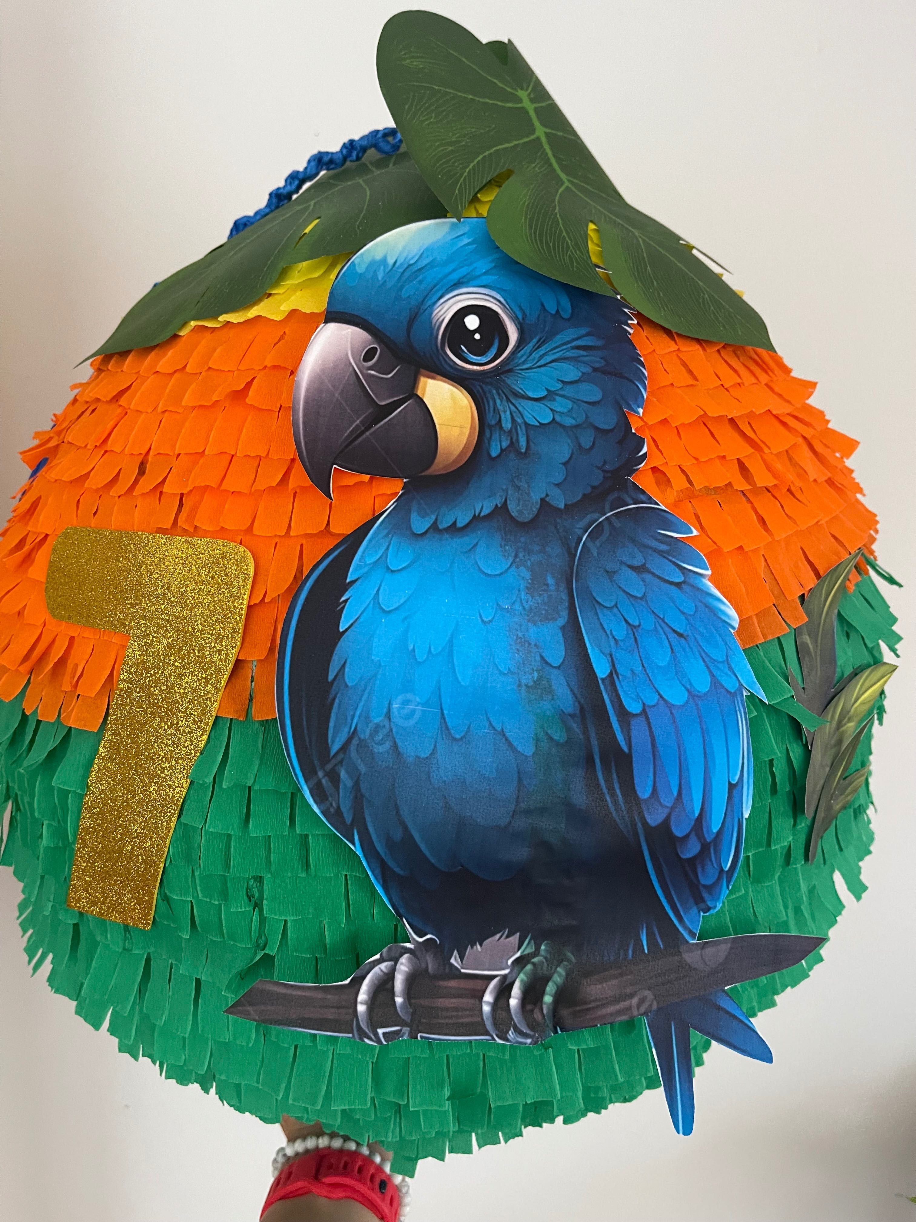 Brinquedos para crianças para as férias. Pinhata piñata pinata