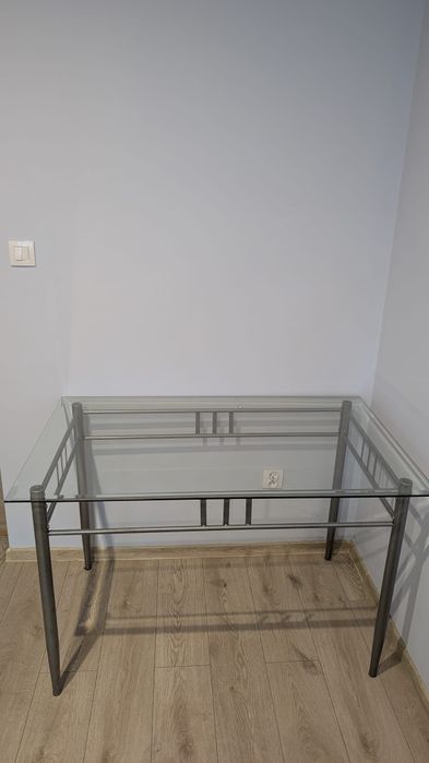 Stół ze szklanym blatem