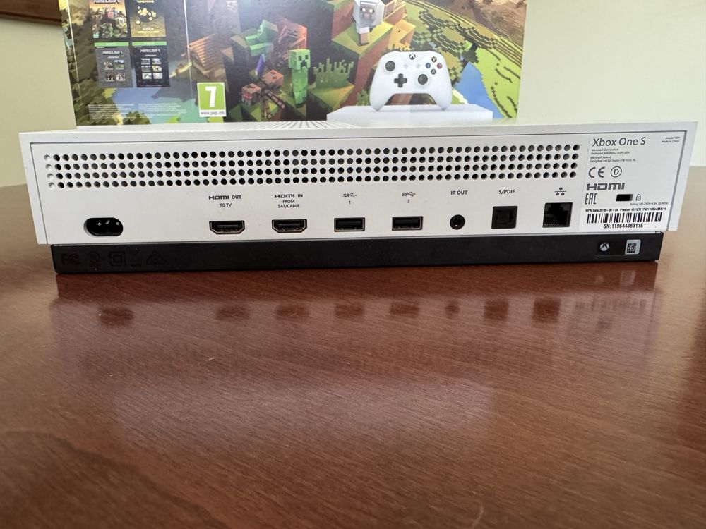 Xbox one s 1tb + pad