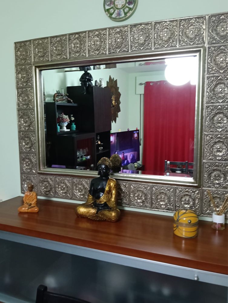 Movel de sala com mesa e cadeiras e espelho
