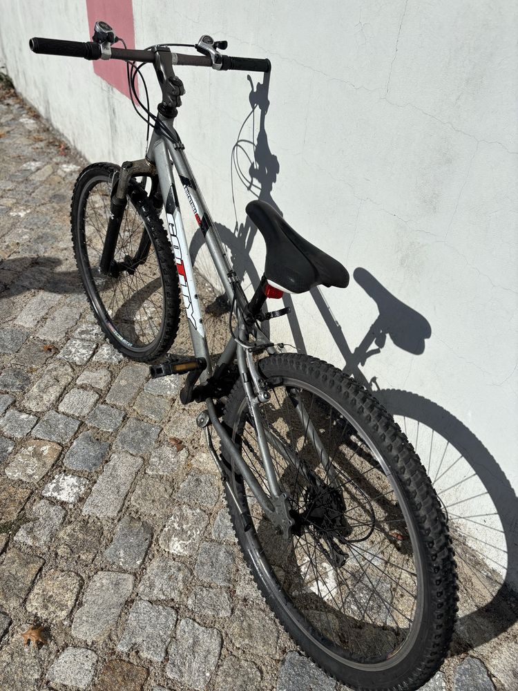 Bicicleta btt usada com pouco a arranjar