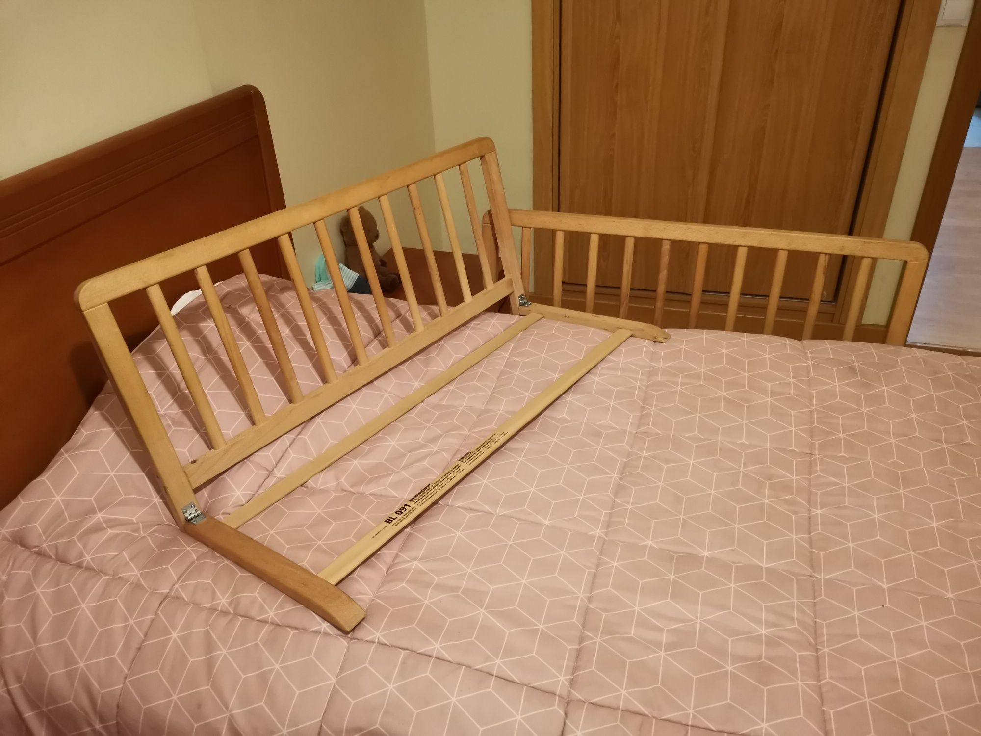 Barreira de cama, em madeira - bege claro liso