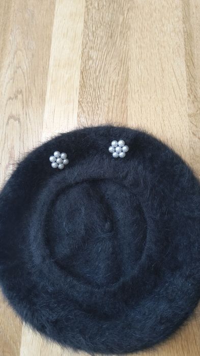 Beret wełniany z angory nowy