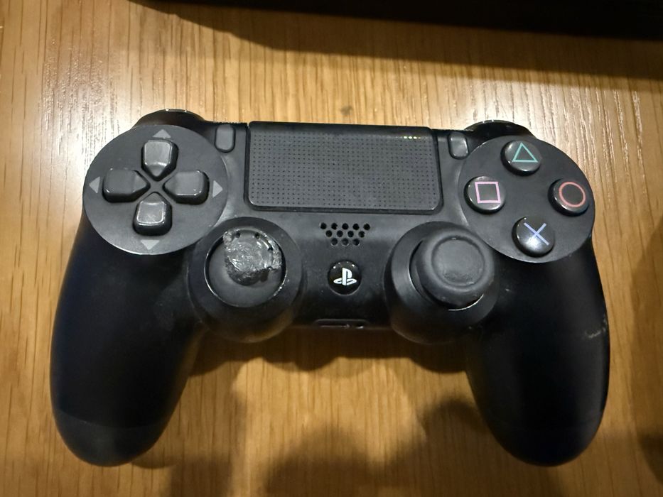 Playstation 4 Pro 1 TB + 2 comandos originais + 7 jogos