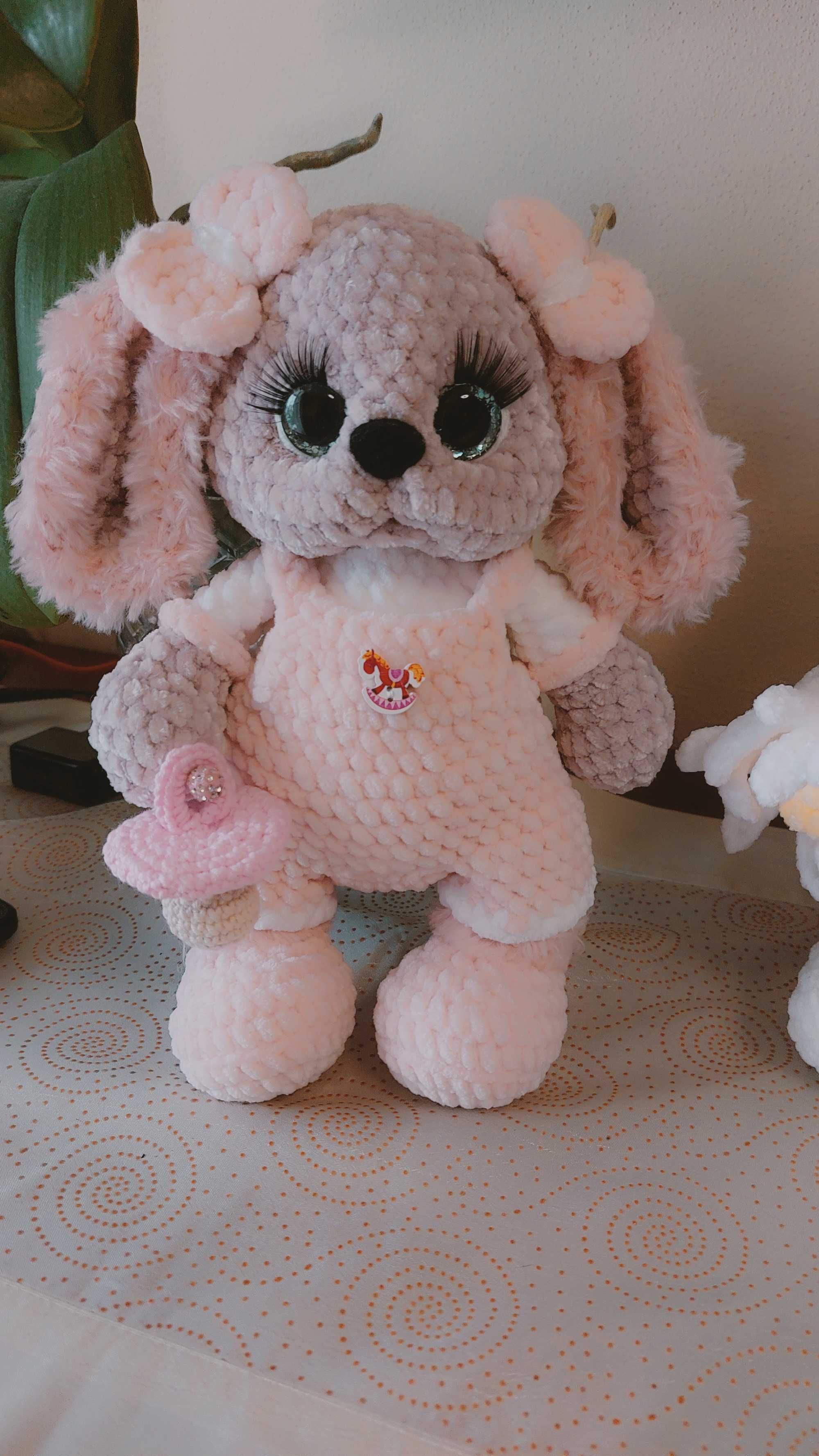 Bonecas amigurumi feitos à mão.