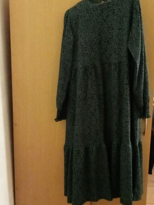Dois vestidos,um mais curto,outro comprido.