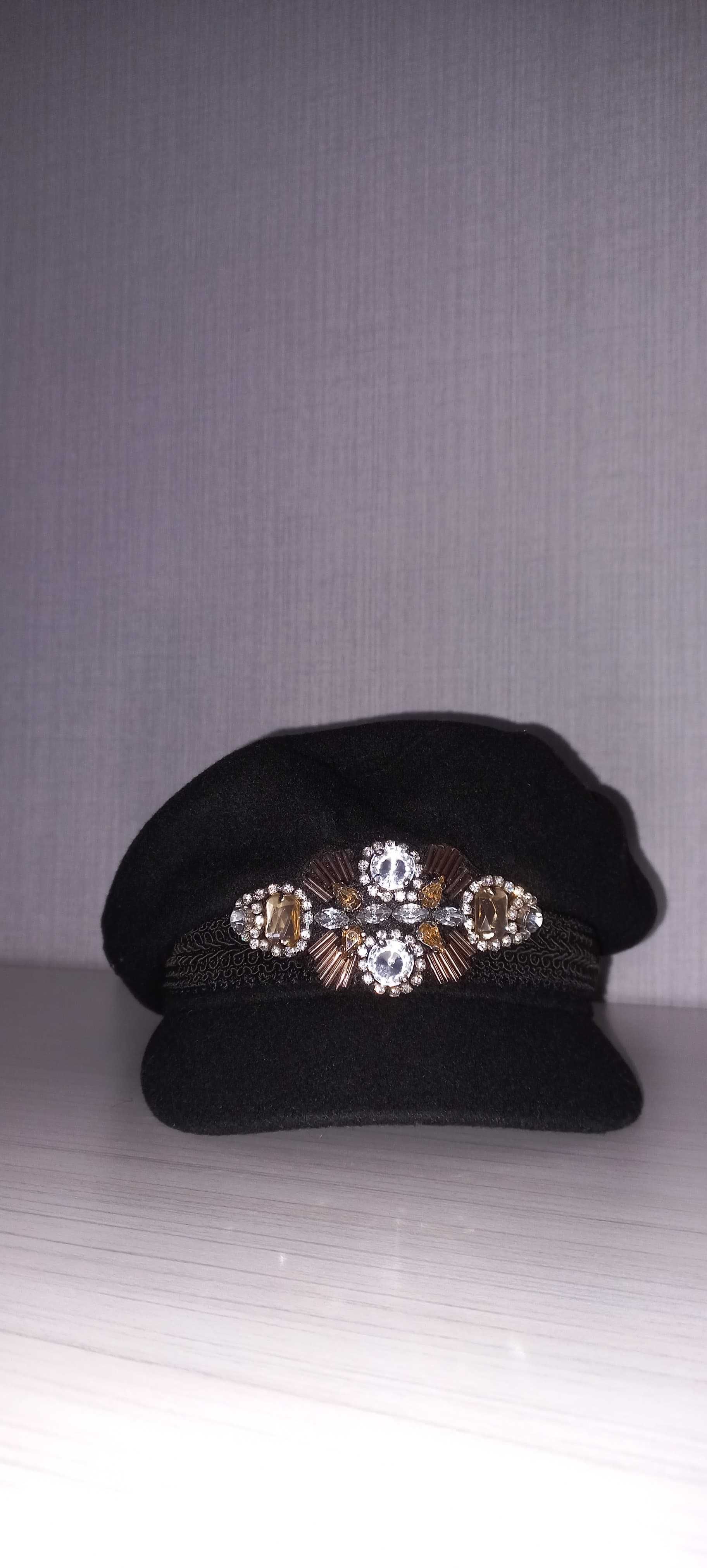 Czarny beret kaszkiet ze zdobieniami vintage aesthetic old money