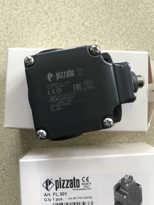 Кінцевий вимикач зі штоком FL 301 Pizzato Концевик выключатель