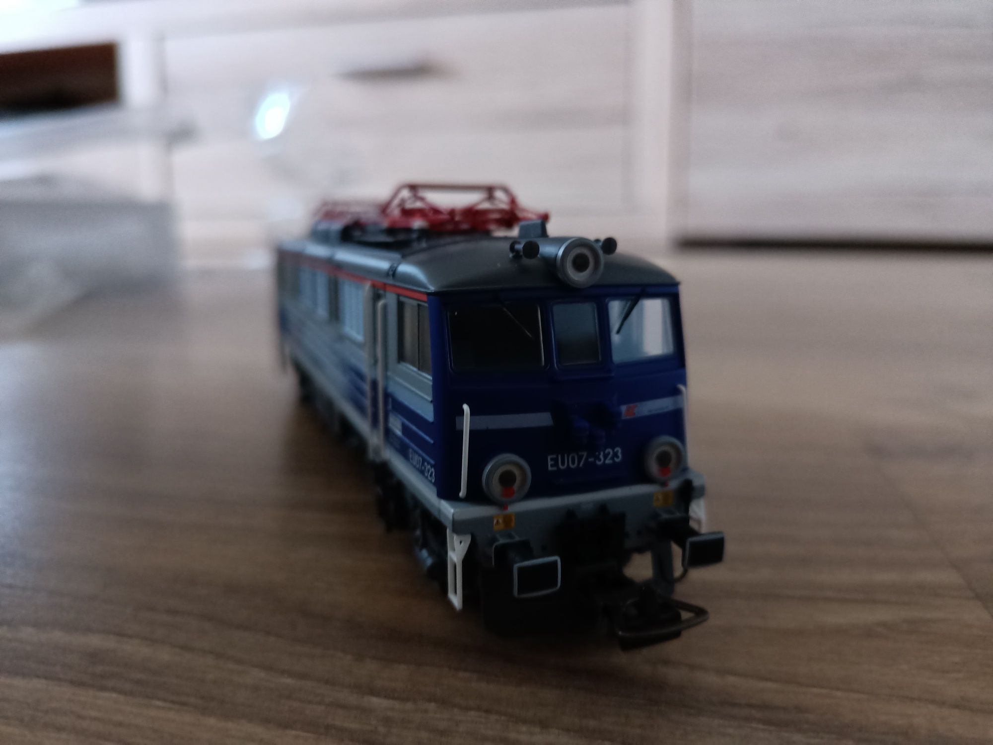 Lokomotywa EU07-323 Piko H0