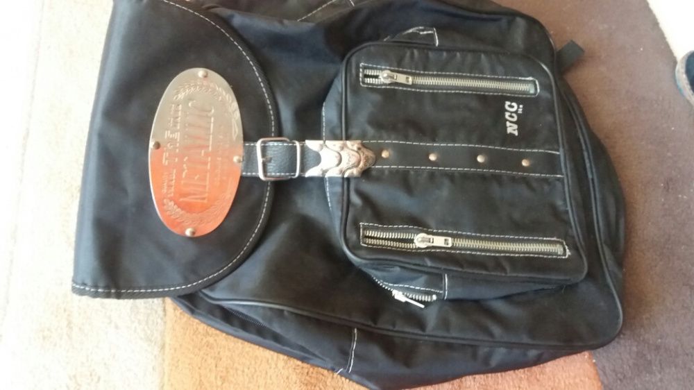 Mochila preta Metallica  outra como nova