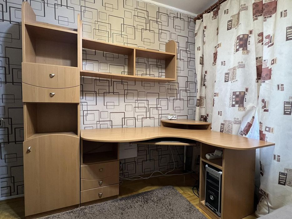Терміново продам стіл з поличками
