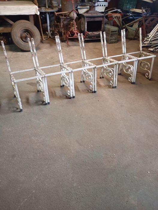 Vendo estas cadeiras de ferro muita bonita