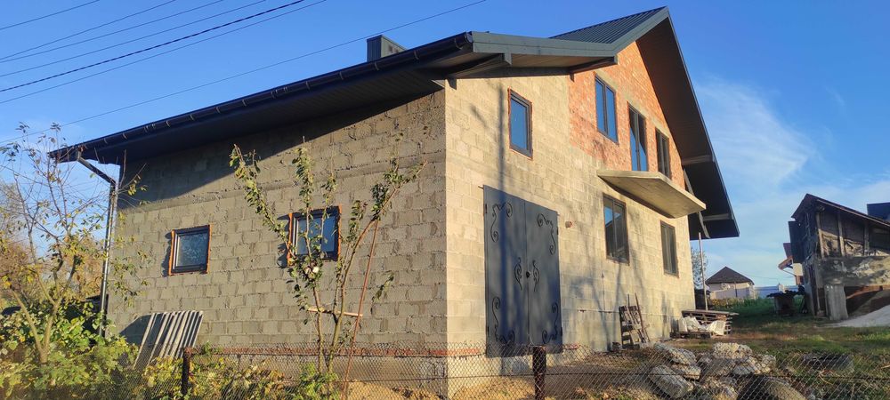 Продаж будинку з гаражем