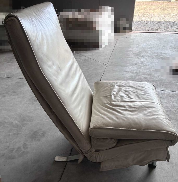 Sofá/espreguiçadeira de pele branca - Qtd. 1 Und.