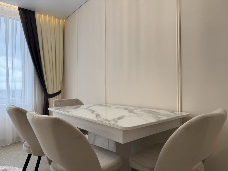 Центр міста, стильна 1.5 кімнатна з меблями та технікою – вид на гори!