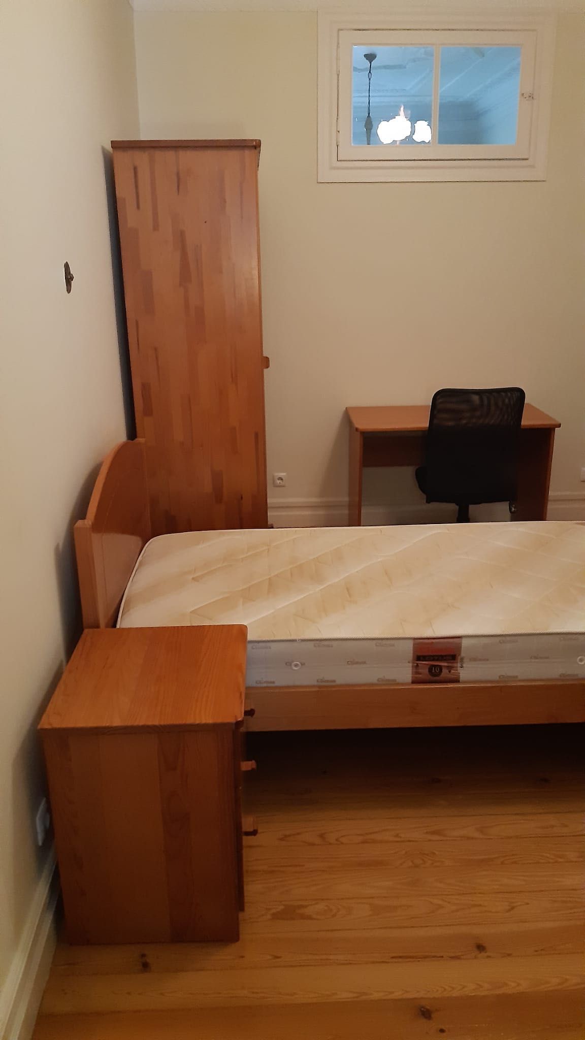 Mobília completa de quarto de solteiro - em madeira