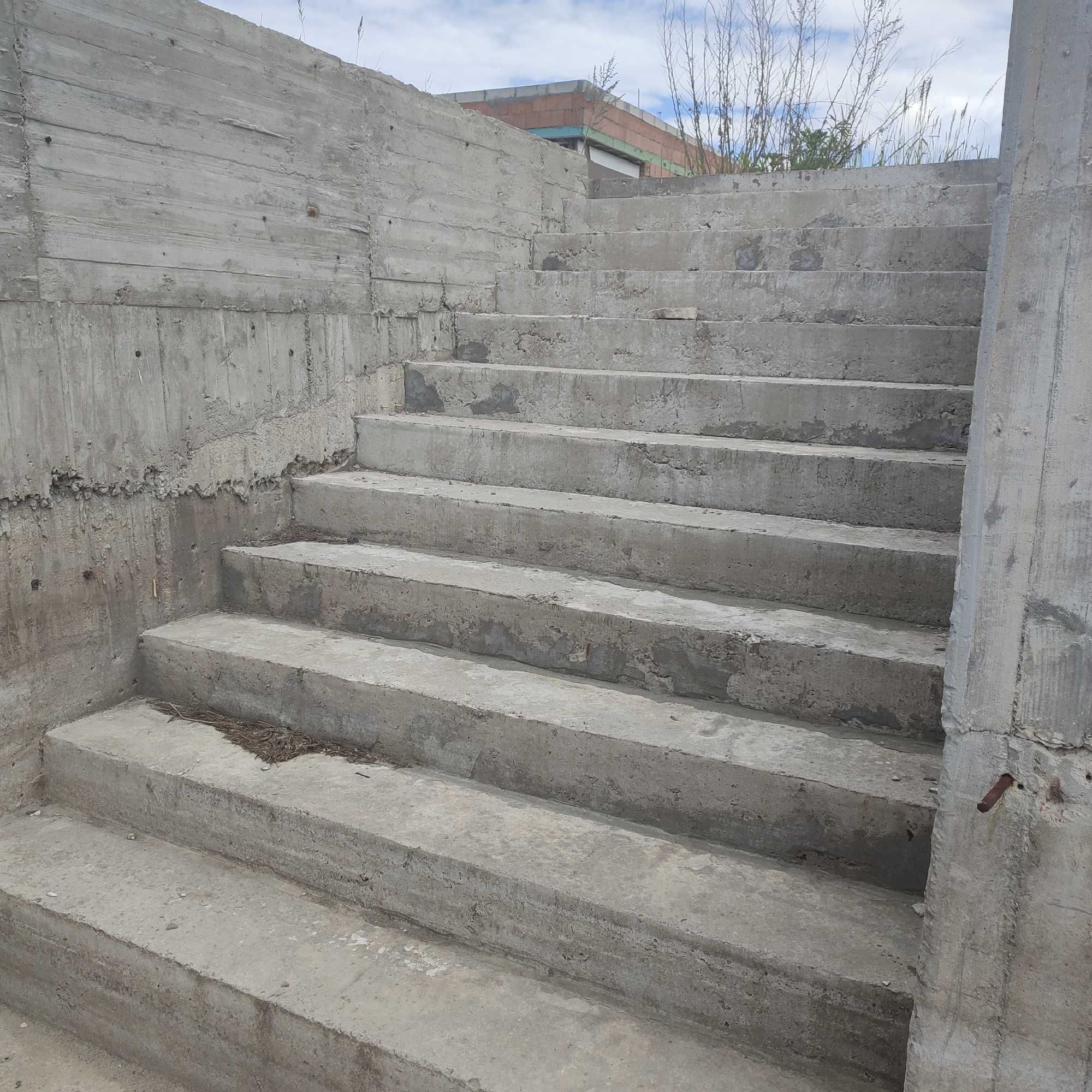 Продам одноповерховий будинок 240 м2 в КМ Міжріччя на березі озера.