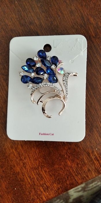 Продам брошь  новую.