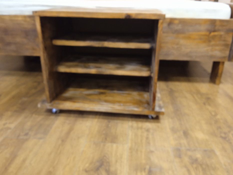 Дерев’яне ліжко з тумбою