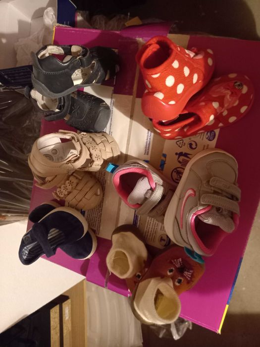 Sapatos, sapatilhas, sandálias e pantufas