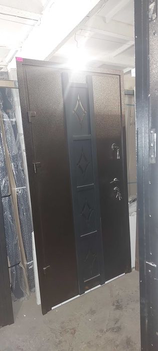 Металлические входные двери уличные квартирные со стеклом ковкой тех