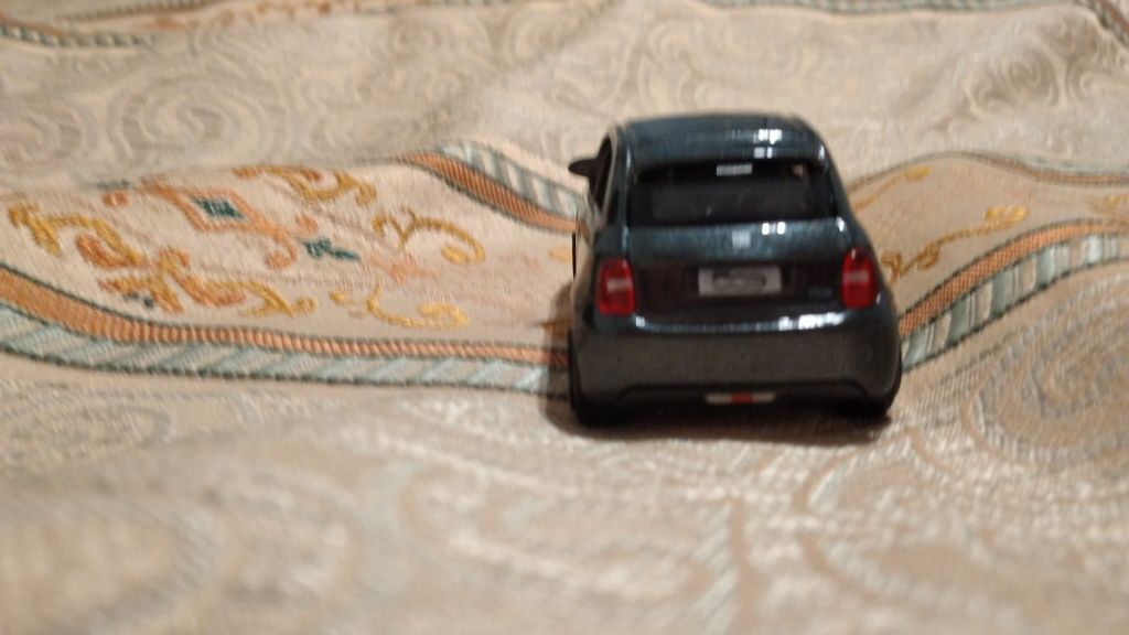 Vendo réplica do fiat 500E versão nova!!! BBurago 1:43