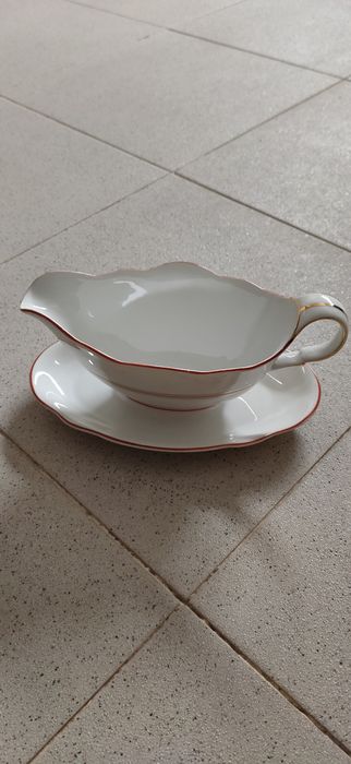 Terrina e molheira em Vista Alegre