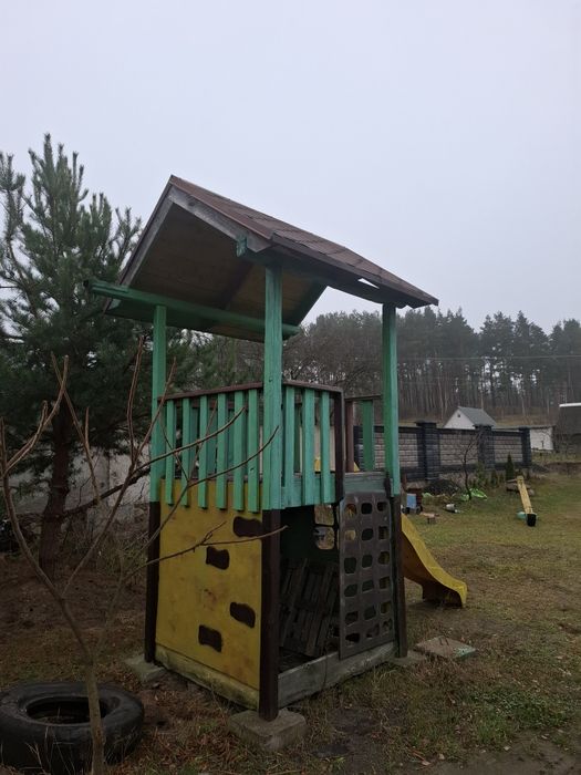 Дерев'яний дитячий будиночок з гіркою