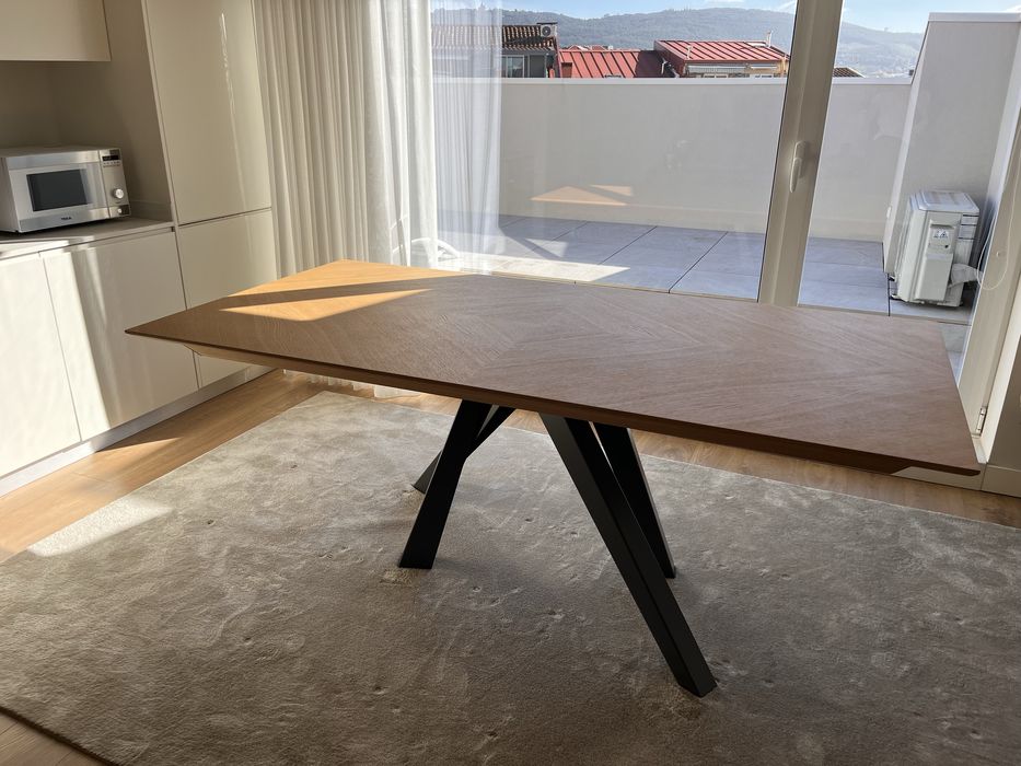 Mesa e cadeiroes de sala de jantar