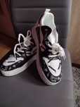 Buty damskie sportowe.